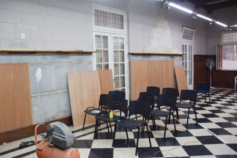 Se hacen reparaciones en el Salón de las Américas del Palacio comunal nuevejuliense