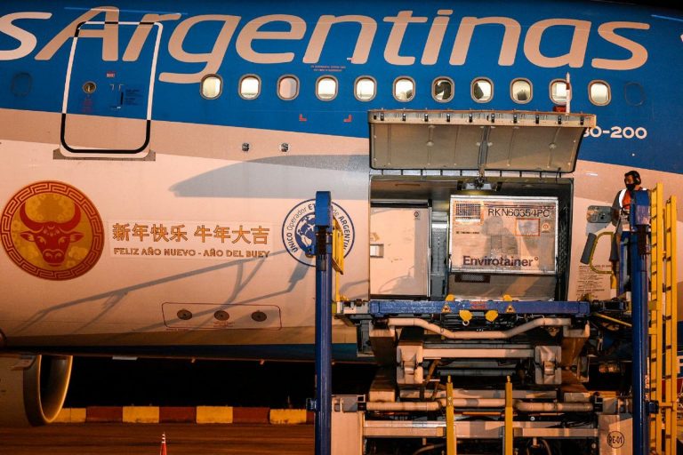Llegaron al país un millón de vacunas Sinopharm