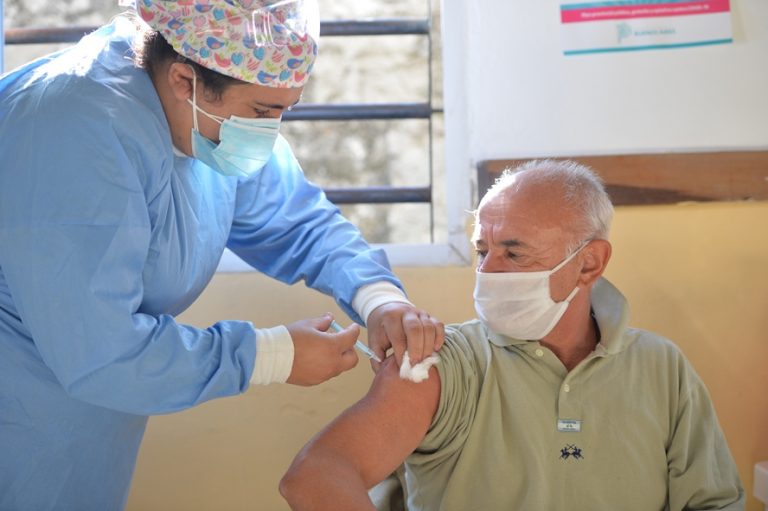 La Provincia ya inmunizó más de un millón de personas mayores de 70 años