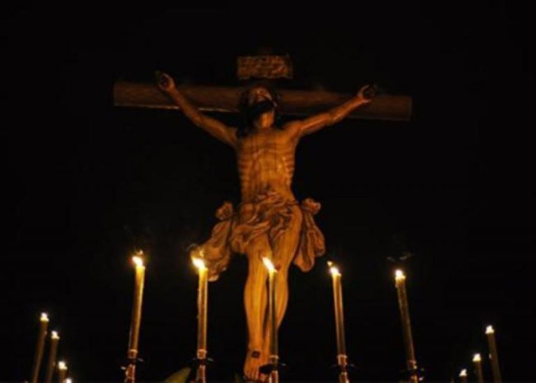 Se recuerda la crucifixión y muerte de Jesús de Nazaret