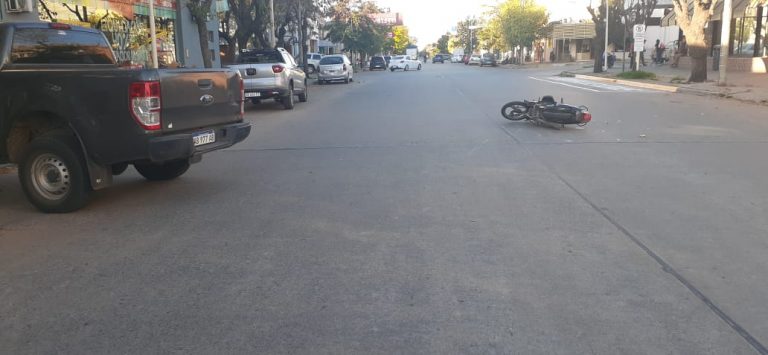 Chocaron un auto y una moto a dos cuadras del centro nuevejuliense