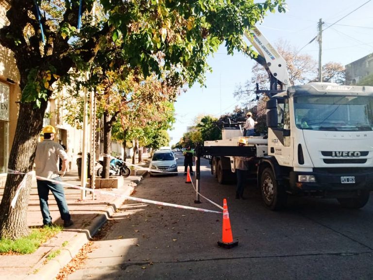En pleno centro de la ciudad se trabaja para poner más luz led