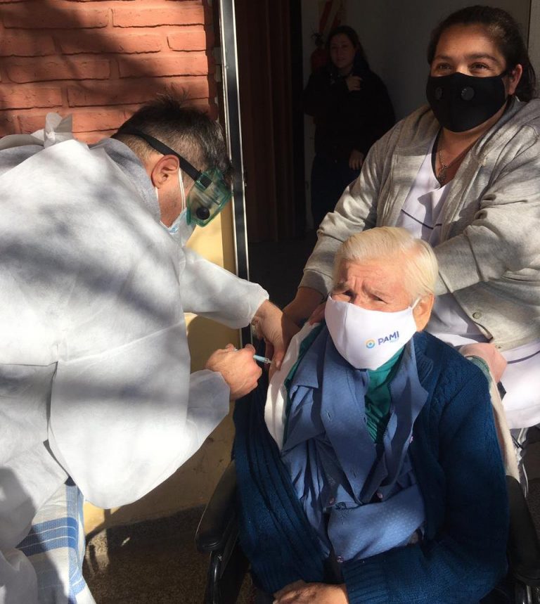 Se vacuna contra el Covid-19 a los abuelos de Facundo Quiroga