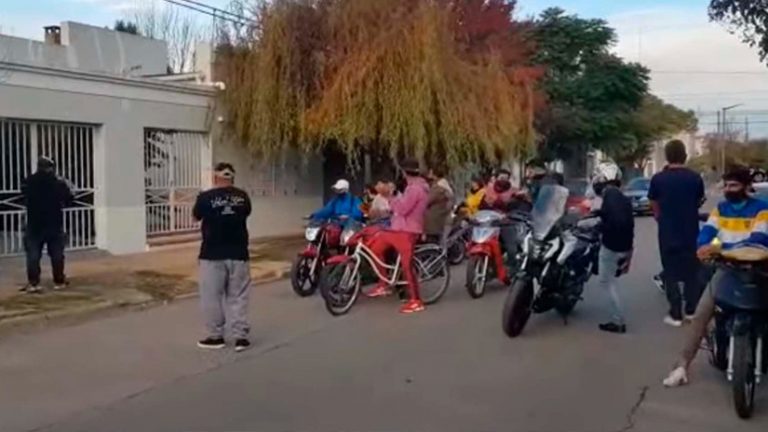 En Bolívar protestaron frente a la casa del intendente y amenazaron con ignorar restricciones