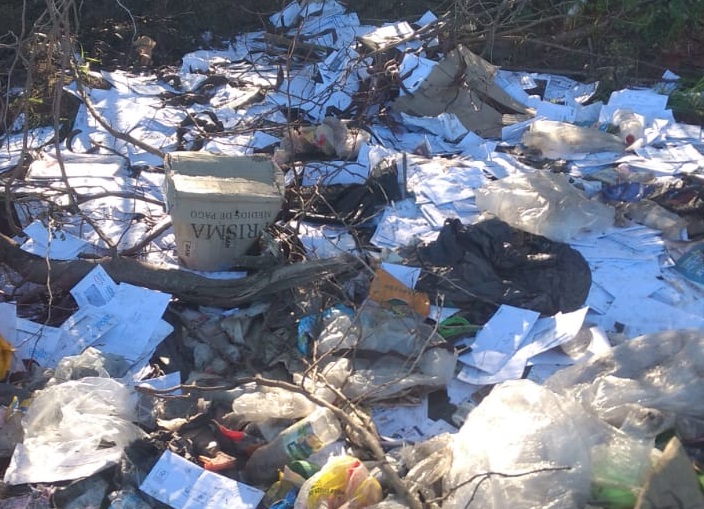 Preocupa la conducta de algunos vecinos que arrojan basura desvergonzadamente