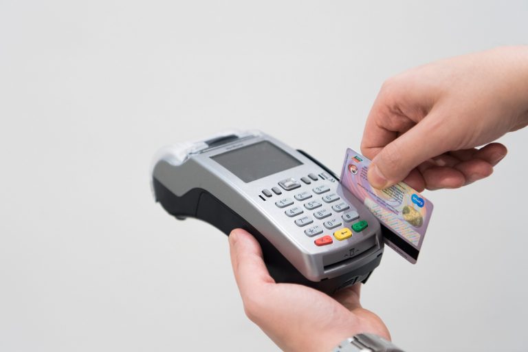 ¿Es legal cobrar recargos en ventas con tarjeta?