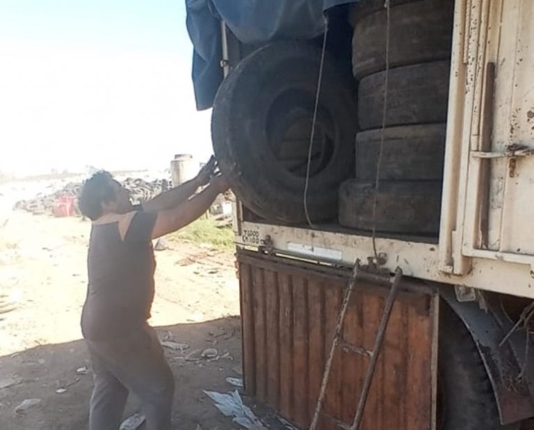 En el Día del Reciclaje se firmó un convenio para darle vida a neumáticos fuera de uso