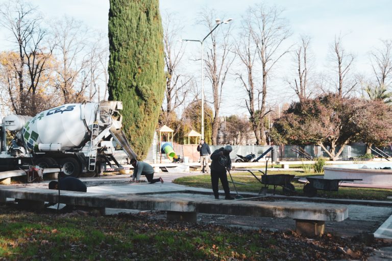 En Plaza España se hace la estructura de hormigón en los senderos de circulación