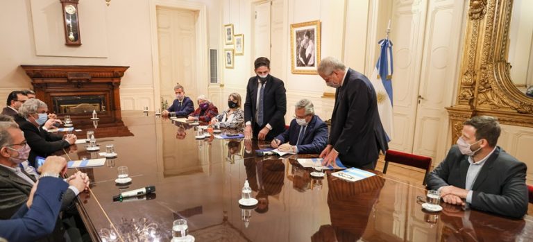 El Gobierno acordó un 35% de aumento con gremios docentes y no docentes universitarios