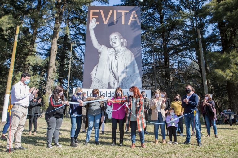 En Los Toldos se renovó la gigantografía de Eva Duarte en la entrada a la ciudad