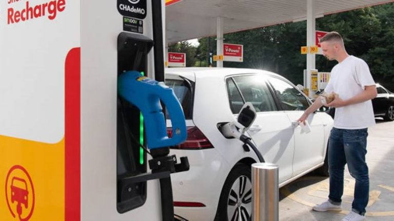 La Federación de Entidades de Combustibles señala que solo ellos podrán cargar autos eléctricos