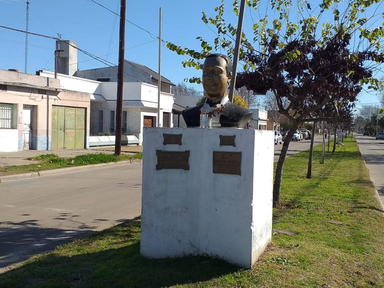 La sonrisa de Gardel no ilumina las noches del barrio