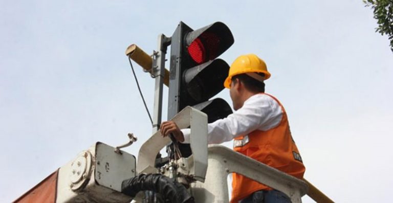 Atención en el tránsito: se repara un semáforo en un cruce de avenidas de alta circulación