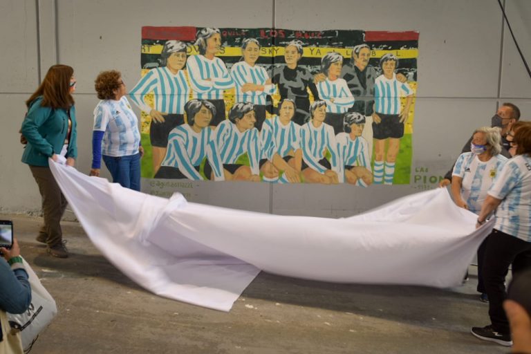 En el Día de las Futbolistas: homenaje a las pioneras y reconocimiento a las capitanas