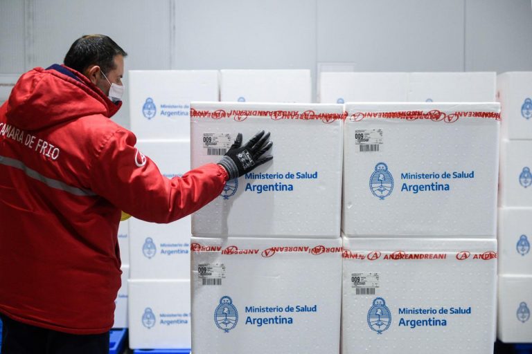 En los últimos cinco días arribaron 1.736.000 dosis de Sinopharm y Argentina