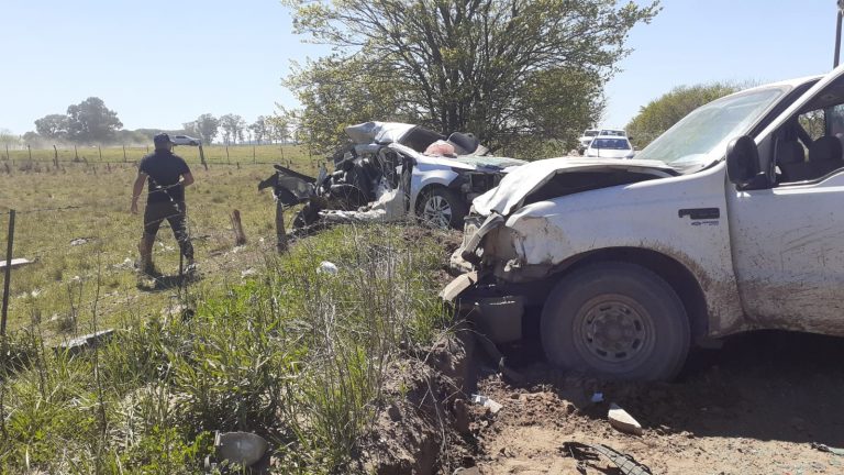 El conductor de un vehículo perdió el control y embistió a una camioneta