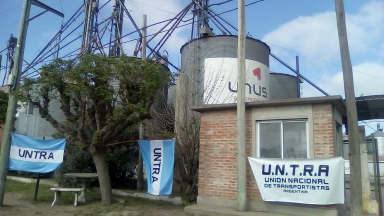 Trabajadores de la Unión Nacional de Transportistas reclaman por aplicación de tarifa vigente
