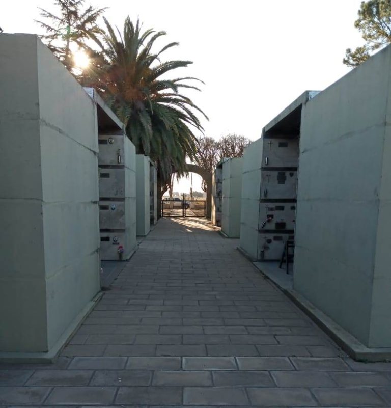 Se pinta el ingreso al cementerio de La Niña