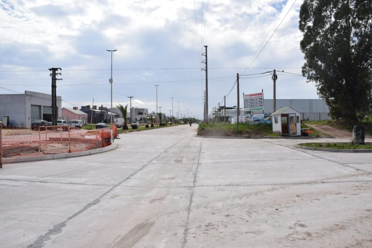 Una mano de circulación de la rotonda de Avdas. Urquiza y Agustín Álvarez está concluida