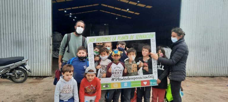 La planta de separación de residuos recibe estudiantes