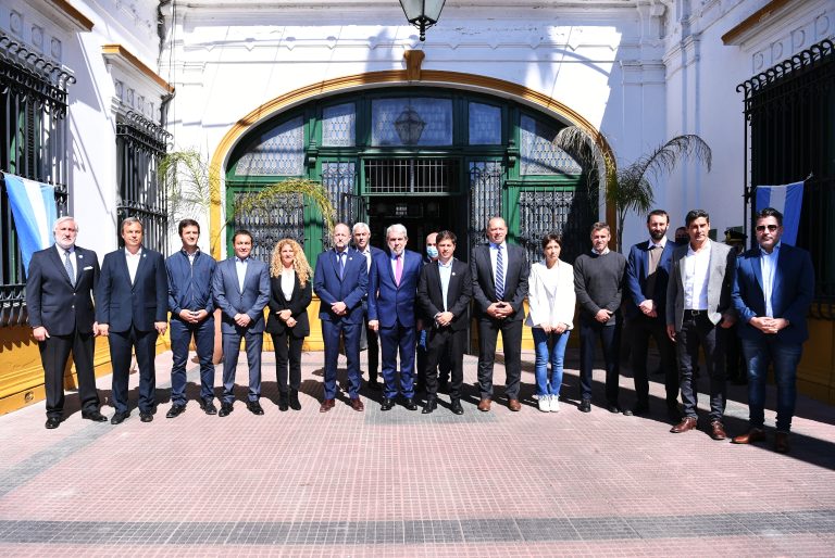 Kicillof tomó juramento a la bandera nacional a cadetes egresados de la Policía de la Provincia