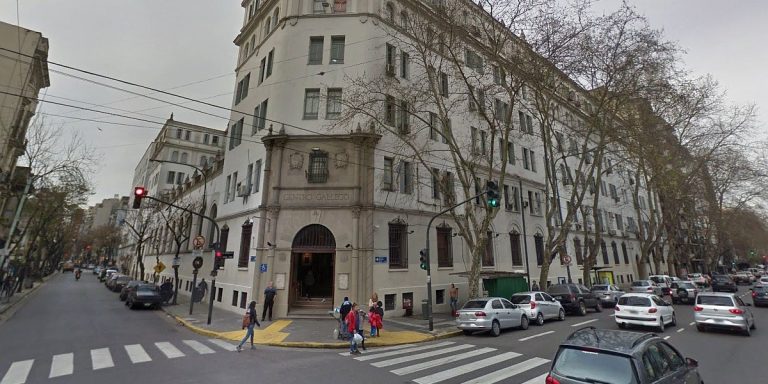 Finalmente, trasladan a la mujer herida de arma blanca al Centro Gallego de Buenos Aires