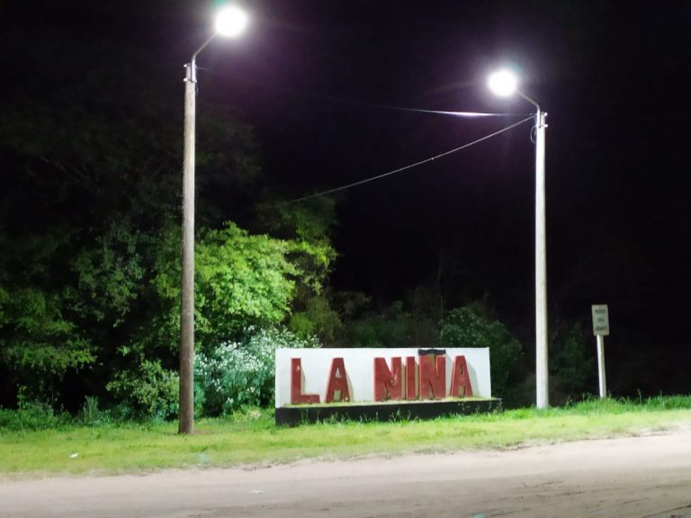 De noche el ingreso a La Niña luce luminoso