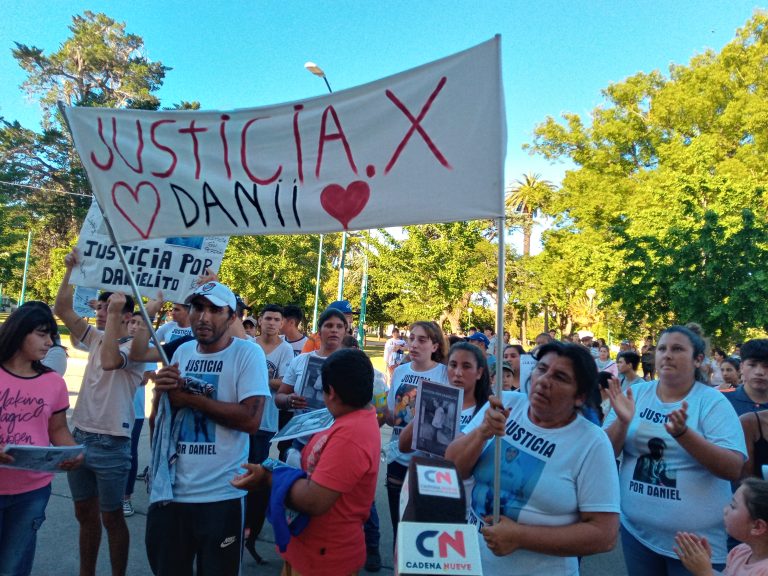 Pidiendo ‘Justicia’ por Daniel Cufré marchan desde Héroes de Malvinas hasta la Municipalidad y la sede policial