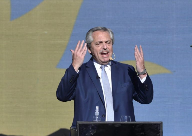 Fernández: “Los salarios de los que trabajan no van a pagar más impuesto a las ganancias”