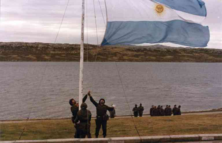 La bandera nacional flameó en Malvinas por primera vez hace 201 años