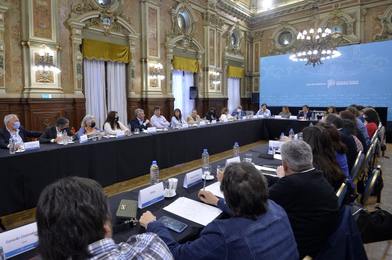 Axel Kicillof suscribió un acuerdo paritario para ampliar el régimen de licencias parentales