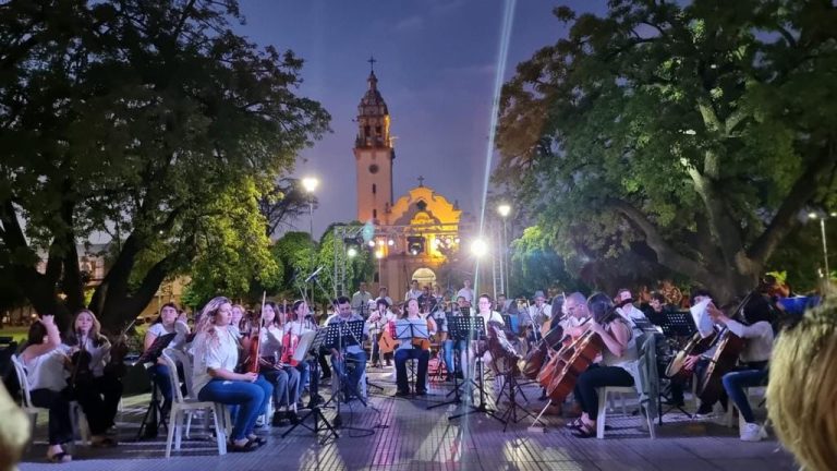 En Carlos Casares, concierto tributo a Charly García en el Día de la Música
