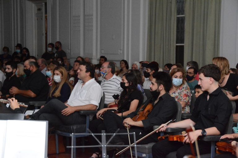 La Orquesta de Nueve de Julio lució en el Salón Blanco comunal