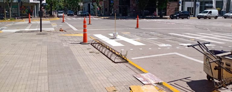Se repintan las señales para ordenar el tránsito vehicular y peatonal