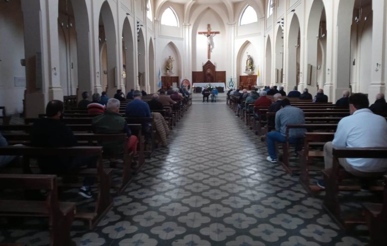 Noventa y cuatro madrugadores nuevejulienses rezaron el rosario esta mañana