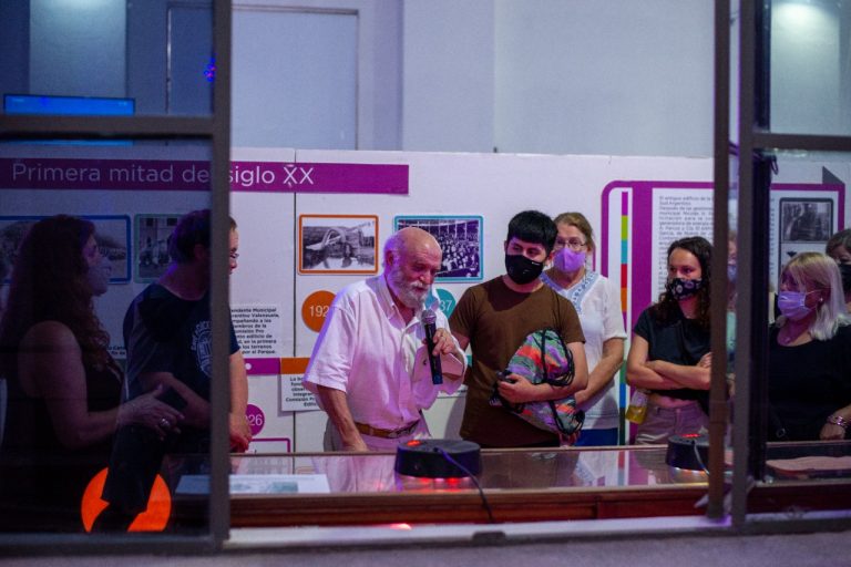 Jóvenes siguieron con atención la recorrida de ‘La Noche de los Museos’