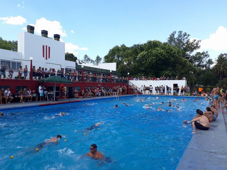 Atlético inaugura la temporada de pileta