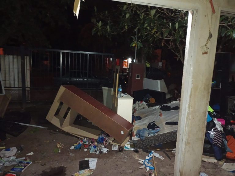 Destrozaron una casa cuando sus ocupantes estaban en Mar del Plata