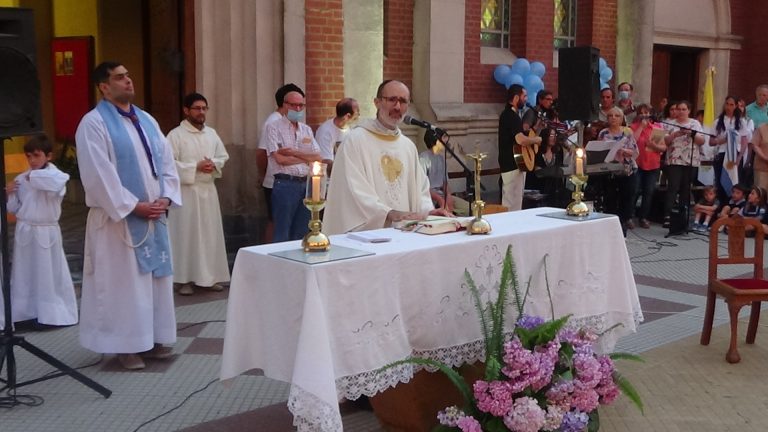 María movilizó a una comunidad que unida, rezó, peregrinó, cantó y escuchó misa por Ella