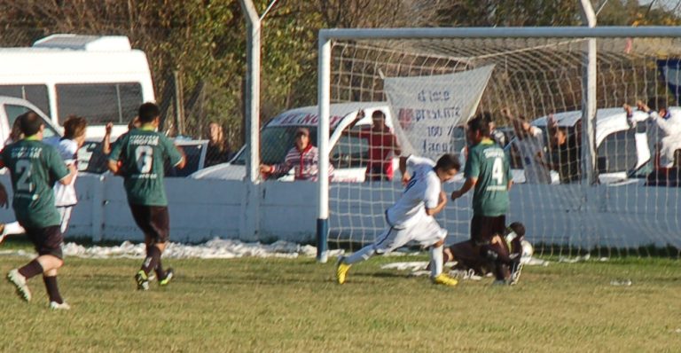 Libertad goleó a Defensores de Sarmiento y quedó único puntero