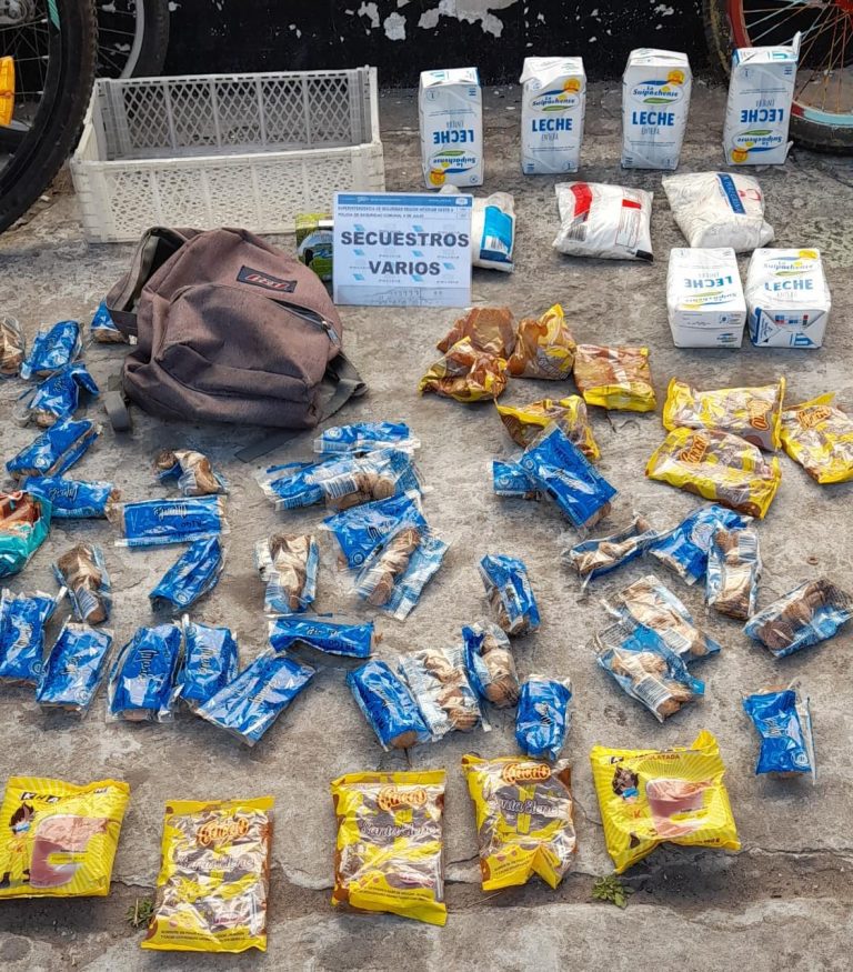 Tres menores fueron descubiertos dentro de Envión robando mercadería