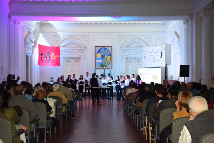 Tres Generaciones Cantan brillaron en el Salón Blanco