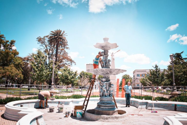 Se pinta la fuente central de plaza Belgrano