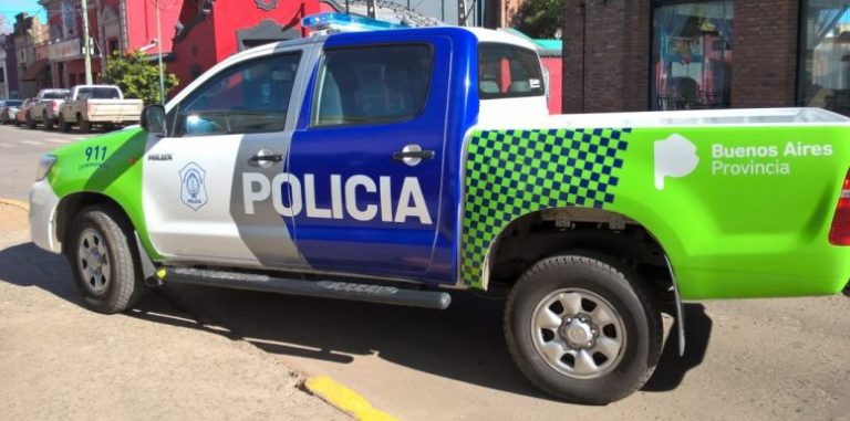 Un corredor comercial intentó subir por la fuerza a un auto a una nuevejuliense en la vía pública