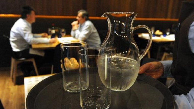 Lo locales gastronómicos bonaerenses tendrán que brindar agua consumible sin cargo