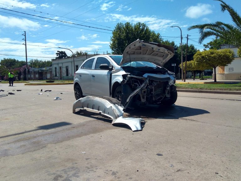 Un micro de larga distancia y un auto involucrados en un accidente de tránsito