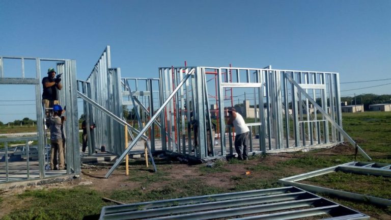 En Lincoln avanza la autoconstrucción de 25 viviendas impulsadas por Caritas