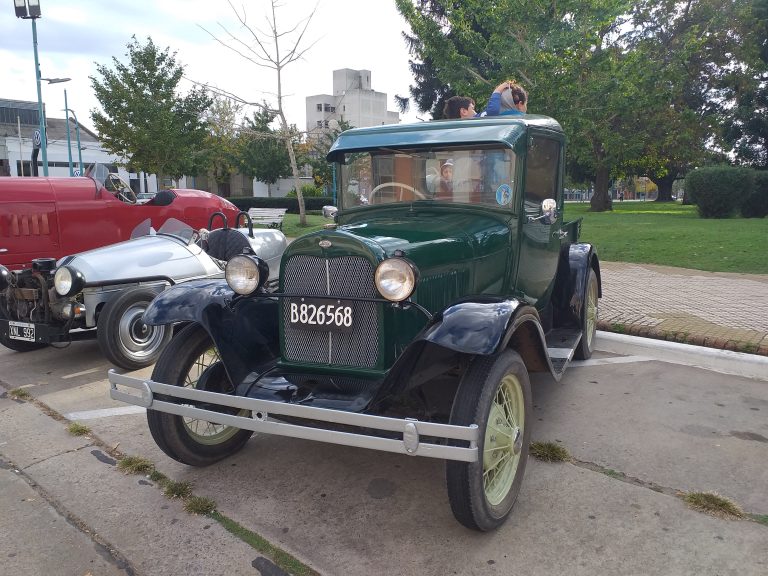 Coches que marcaron una época lucieron en el centro de Nueve de Julio