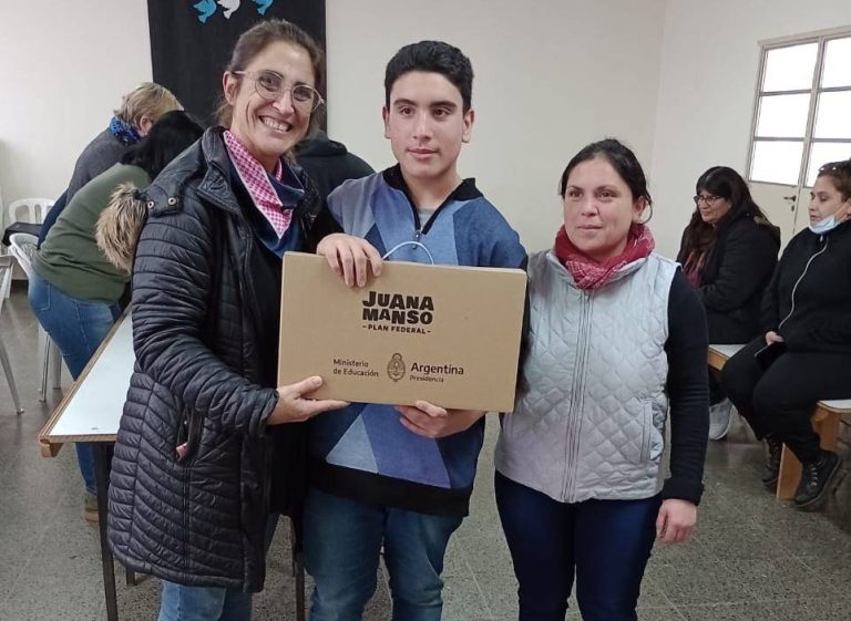 Bolívar: Se entregaron más de 100 netbooks, en tres establecimientos educativos