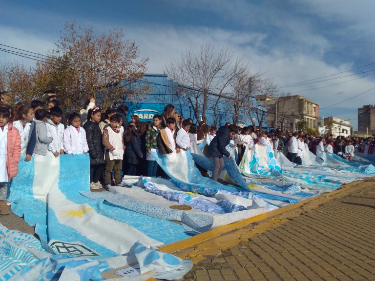 Día de la Bandera: Alumnos de cuarto grado hicieron la ‘Promesa de Lealtad’ al pabellón nacional en Plaza General Belgrano